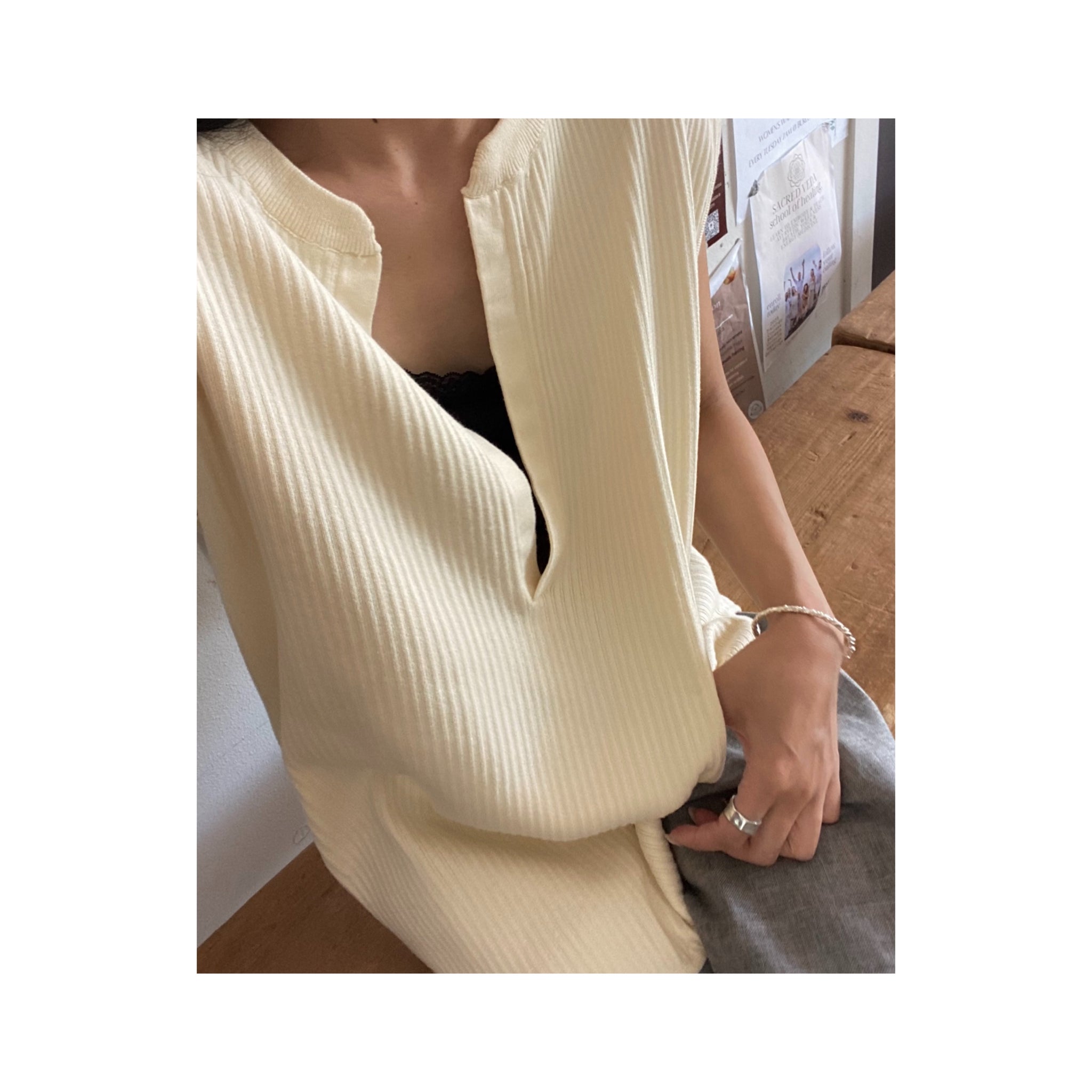 .deepVneck tops