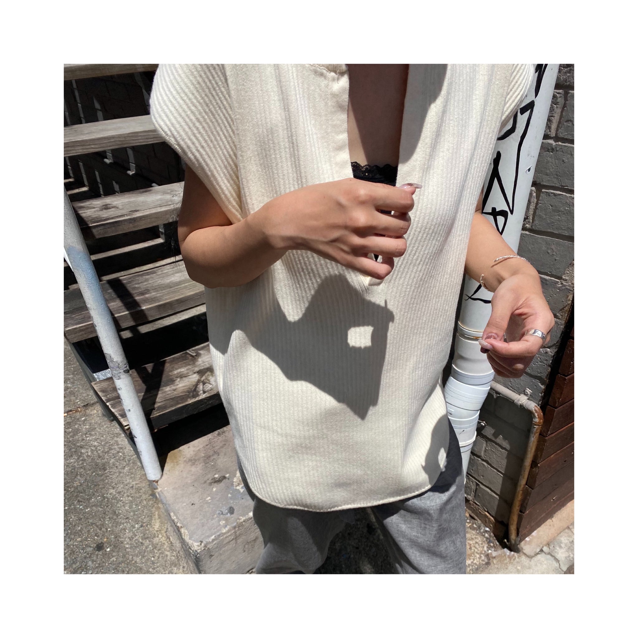 .deepVneck tops
