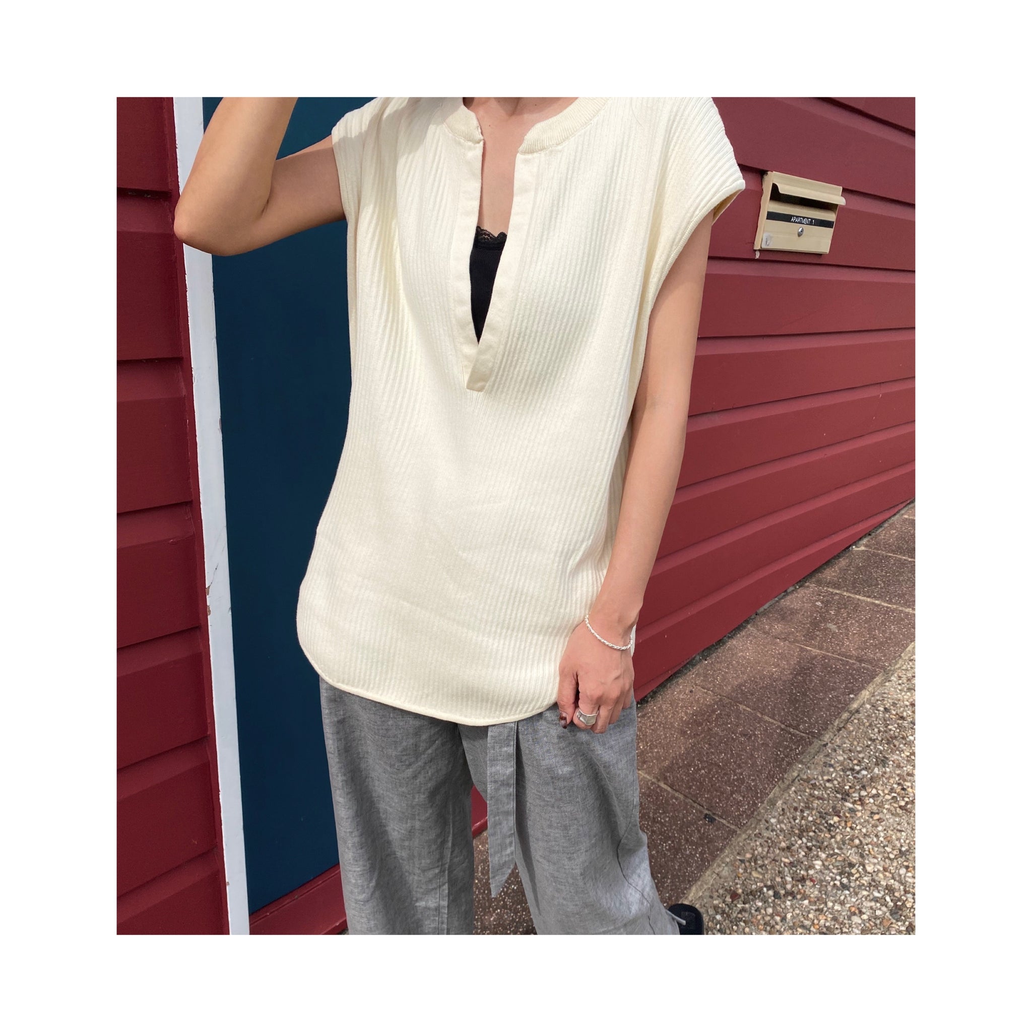 .deepVneck tops