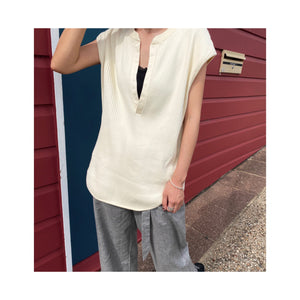 .deepVneck tops