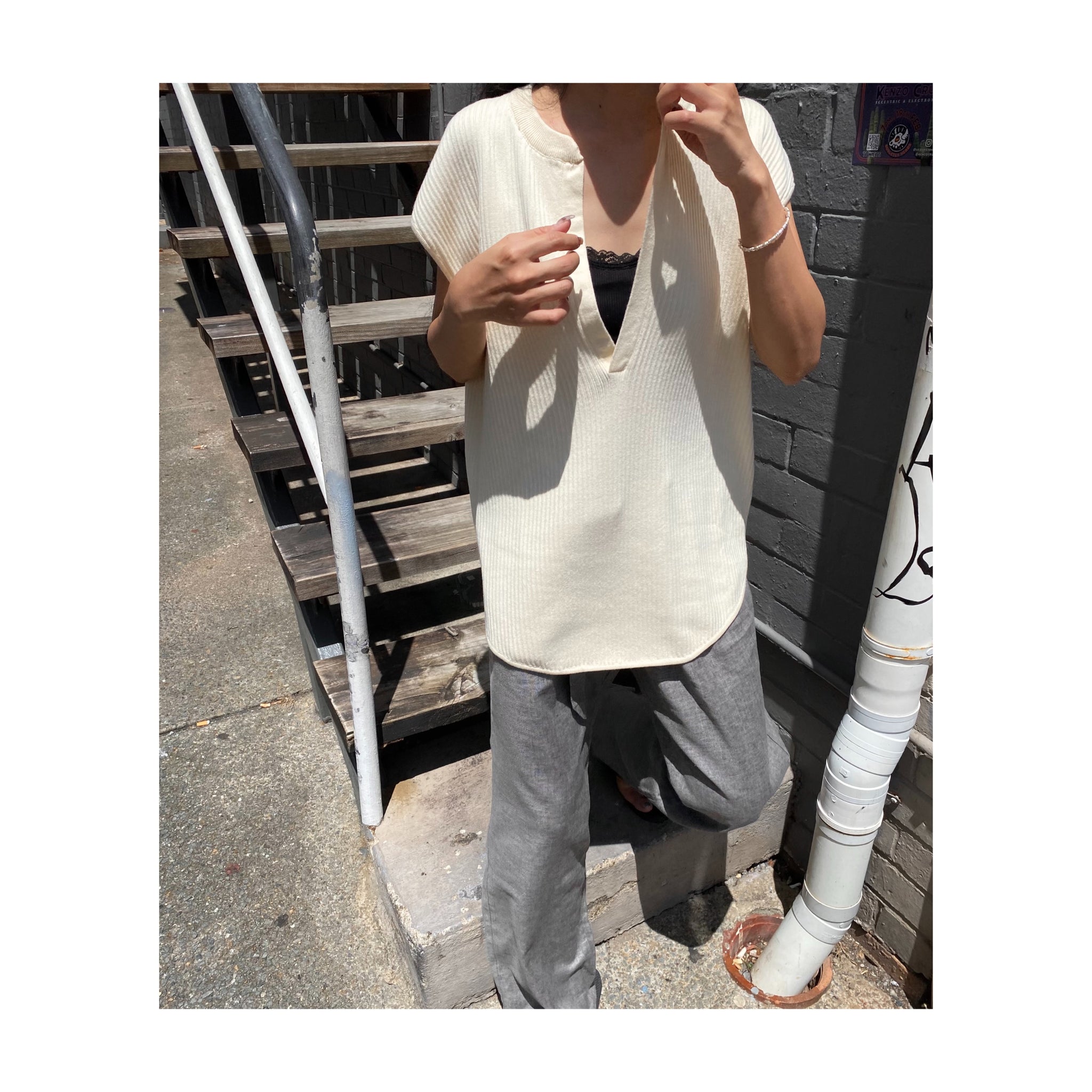 .deepVneck tops